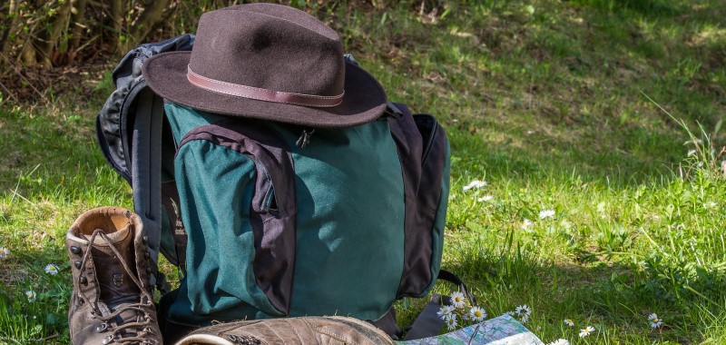 Wanderschuhe, Hut und Rucksack auf Wanderkarte
