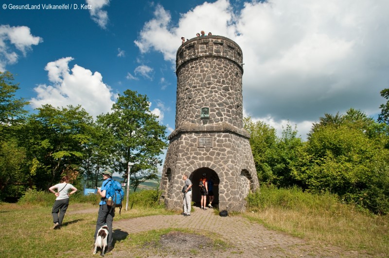 Dronketurm mit einer kleinen Gruppe von Wanderern